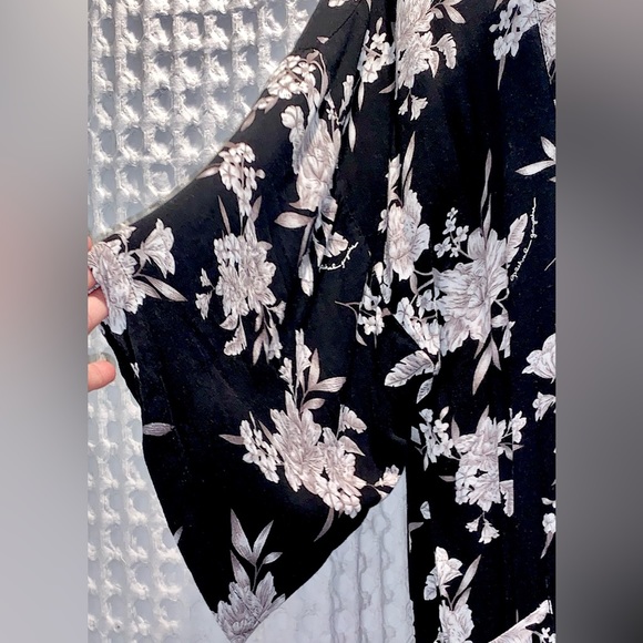 Spiritual Gangster Black and White Floral Tie Front Kimono Robe • - Picture 5 of 7